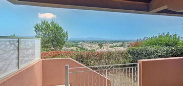 Villa avec terrasse, jardin et vue panoramique dans un domaine avec piscine