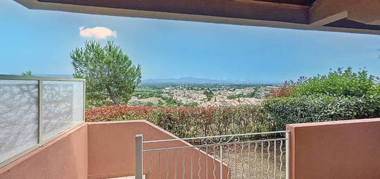 Villa avec terrasse, jardin et vue panoramique dans un domaine avec piscine