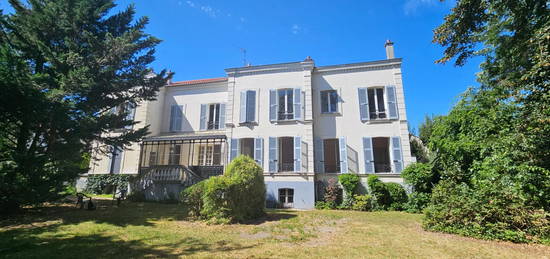 Maison  à louer, 9 pièces, 6 chambres, 235 m²