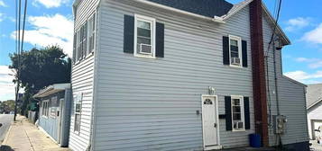 718 S Broadway Apt A, Wind Gap, PA 18091