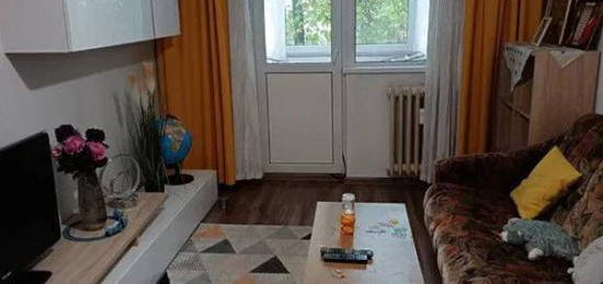 Apartament 3 camere semidecomandat mobilat si utilat etaj 1