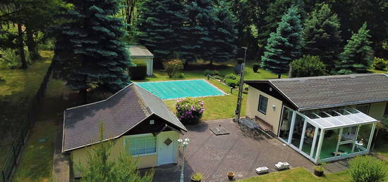 Idyllischer Ferienbungalow mit Wintergarten und Pool