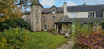 Maison Atypique avec Dépendances, à Deux Pas du Bourg