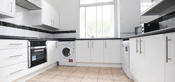 4 bed flat to rent