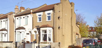 Flat to rent in Fotheringham Road, Enfield EN1