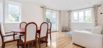 Flat to rent in Brompton Park Crescent, London SW6