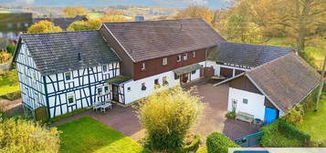 Natur pur! Gemütliches ehem. Bauernhaus mit charmantem Hofcharakter auf großzügigem Grundstück!