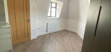 Studio to rent in High Road, London N22