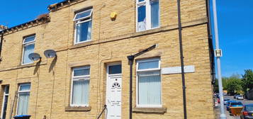 Terraced house to rent in Hollings Street, Bradford BD8