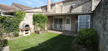 Maison de village avec terrasse couverte et splendide jardin