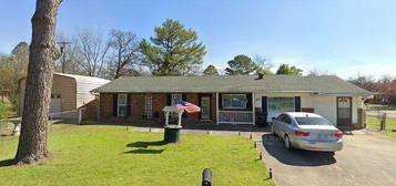 2305 Mayfair Dr, Ada, OK 74820