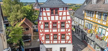 Denkmalgeschütztes Wohnhaus mit Hof und Nebengebäude im Herzen von Bad Camberg