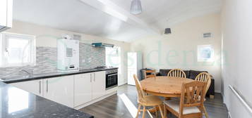 Flat to rent in Mitcham Road, London SW17