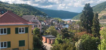 Modern möblierte Wohnung mit Blick auf den Rhein und Burg Klopp