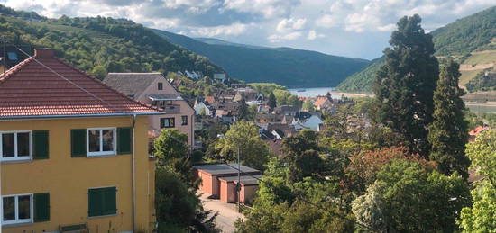 Modern möblierte Wohnung mit Blick auf den Rhein und Burg Klopp