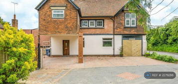 5 bedroom detached house