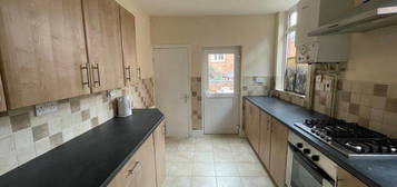 Terraced house to rent in Thurlow Road, Leicester LE2