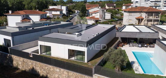 Moradia com Piscina e Vista Rio em Soutelo, Braga