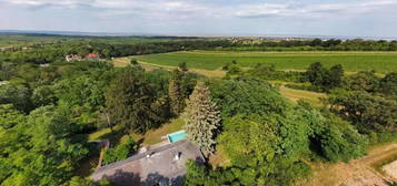 Neusiedlersee - Großzügiges Grundstück mit Bungalow in herrlicher Einzellage, oberhalb von Rust