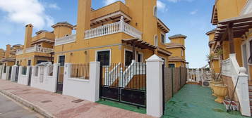 Chalet adosado en venta en calle Vigo