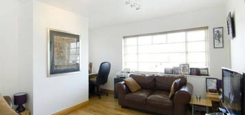 Flat to rent in Ossulton Way, Hampstead Garden Suburb N2