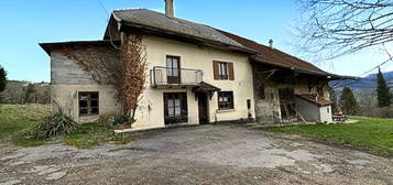 Ancien corps de Ferme mitoyen, à rénover entièrement avec dépendance !