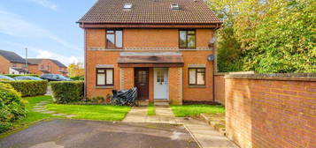 Maisonette to rent in Dairymans Walk, Burpham, Guildford GU4