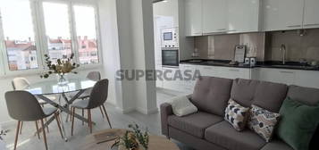 Apartamento T3 Em Remodelação Total, Benfica *Oferta da escritura