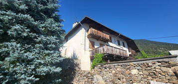 À vendre :*- Opportunité*- Maison/Appartement T5 de 132m² avec terrain attenant de 68m² - Vue imprenable sur les montagnes