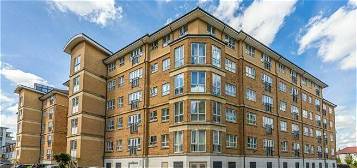 Flat to rent in Rookery Way, London NW9