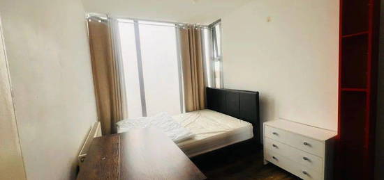 Room to rent in Raven Row, London E1