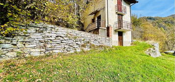 Casa Indipendente con terreno e rustico in pietra.