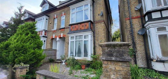 Flat to rent in St. Andrews Road, Enfield EN1