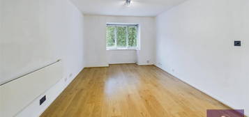 Flat to rent in Botany Close, Barnet EN4