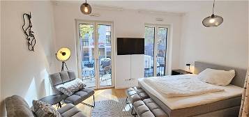 Neubau 2020! - Ab 15.10.24 - Schick möbliertes 1-Zimmer Apartment mit Balkon & Parkettboden- zentr. Ostend Lage