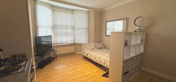 Studio to rent in Ferme Park Road, Crouch End N8