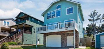 1660 NW 38th St, Lincoln City, OR 97367