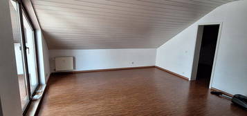 Ruhige 1-Zimmer-Wohnung, 1.OG, Dachgeschoss, Balkon