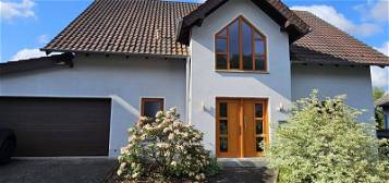 Großes freistehendes Einfamilienhaus mit Garage und Garten zu vermieten in Ottweiler