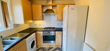 Flat to rent in Sandhill Close, Bradford BD8