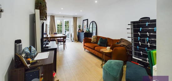 Maisonette to rent in Richmond Road, New Barnet, - Own Private Garden EN5