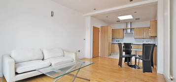 Flat to rent in Chicksand Street, Spitalfields, London E1