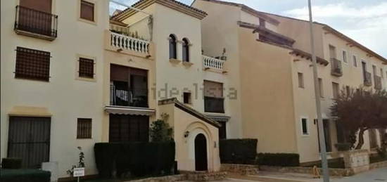 Se alquila vivienda en Los Alcázares.