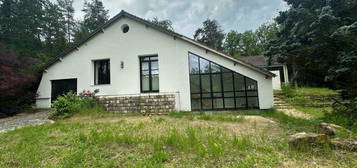 Achères La Forêt, Maison atypique vendue en nu-propriété 3 chambres , salle de musique, atelier, grande pièce à vivre, garage