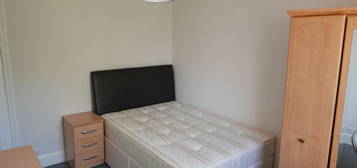 Room to rent in Waverley Road, Reading RG30