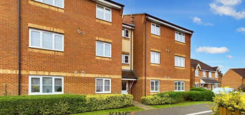 Flat to rent in Gorseway, Hatfield AL10