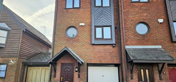 Semi-detached house to rent in Meadow Close, Turneys Quay, Nottingham NG2