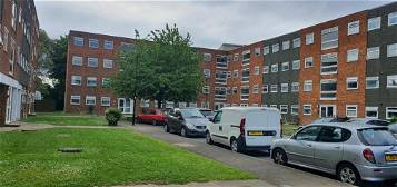 Flat to rent in Memorial Close, Hounslow TW5