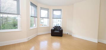 Flat to rent in Frobisher Road, London N8