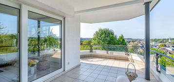 Split-Level-Wohnung mit großer Loggia und Panoramablick